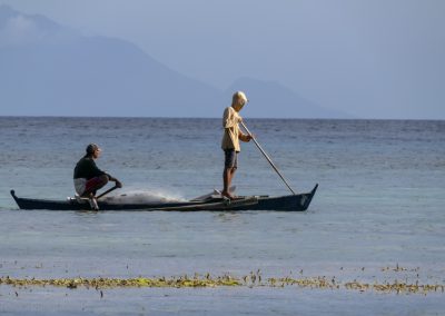 Fischerboot mit zwei Männern